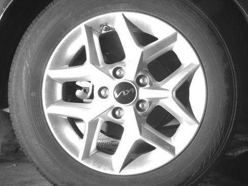 Used 2025 Kia Soul LX w/ LX Technology Package FWD image 15