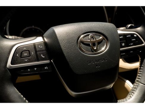 Used 2022 Toyota Highlander XLE FWD image 31