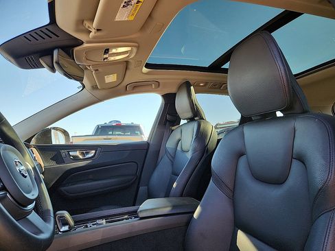 Used 2023 Volvo XC60 B5 Plus image 7