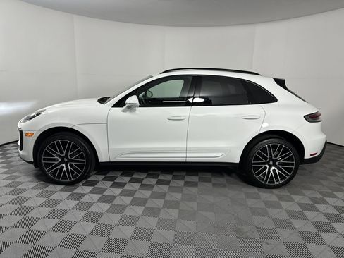 Certified 2025 Porsche Macan image 2