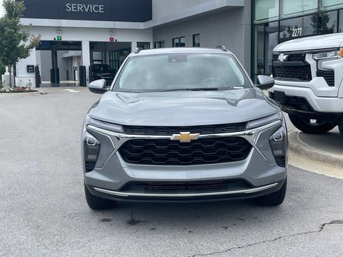 Used 2025 Chevrolet Trax LT FWD image 2
