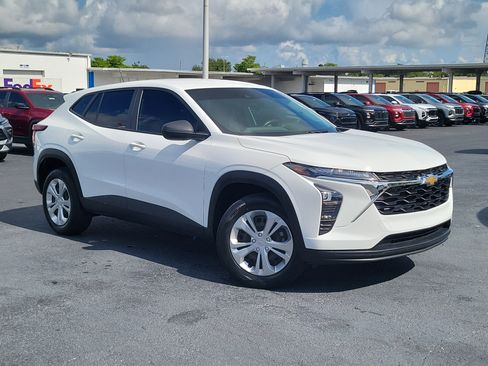 Used 2024 Chevrolet Trax LS w/ Driver Confidence Package FWD image 30