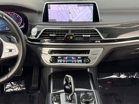 Used 2022 BMW 750i xDrive w/ Executive Package image 25