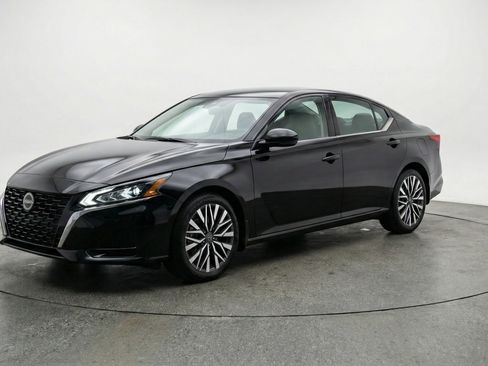 Used 2025 Nissan Altima 2.5 SV FWD image 3