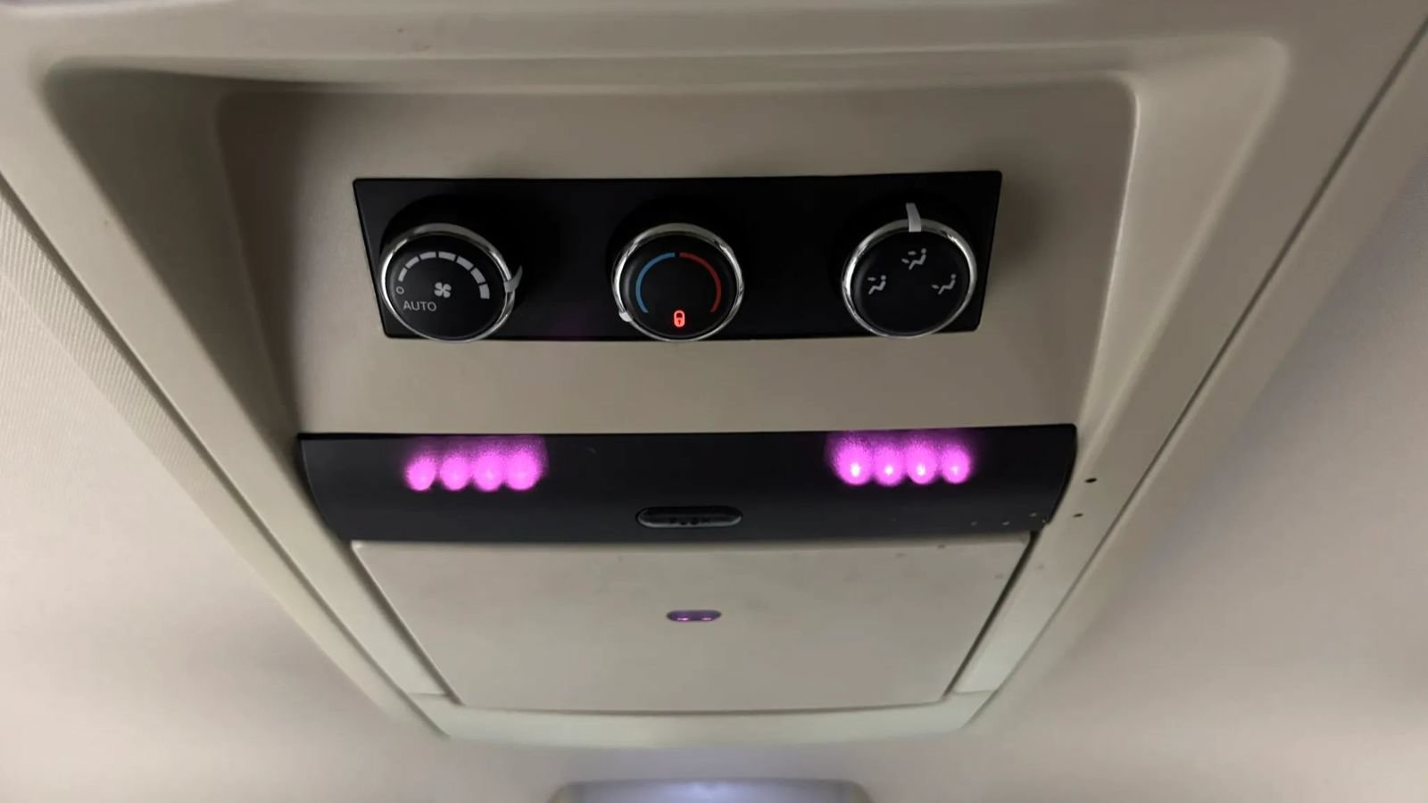 Used 2014 Chrysler Town & Country Touring FWD image 12