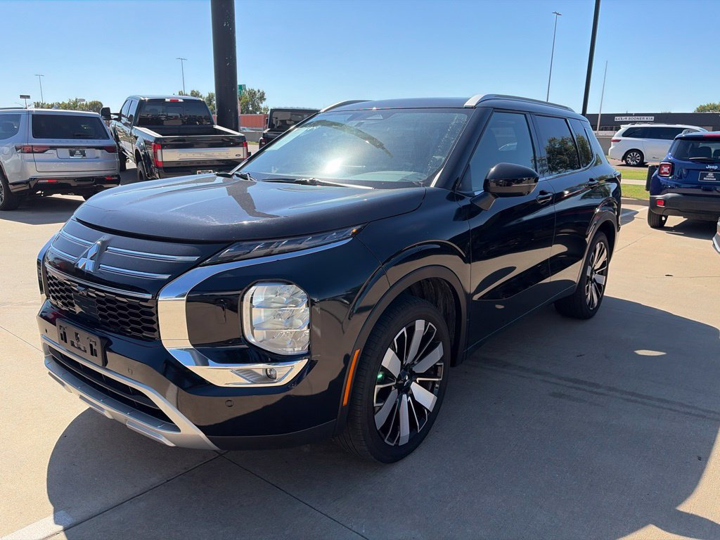 Used 2025 Mitsubishi Outlander AWD image 1