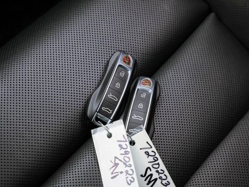 Used 2022 Porsche Taycan 4S image 9