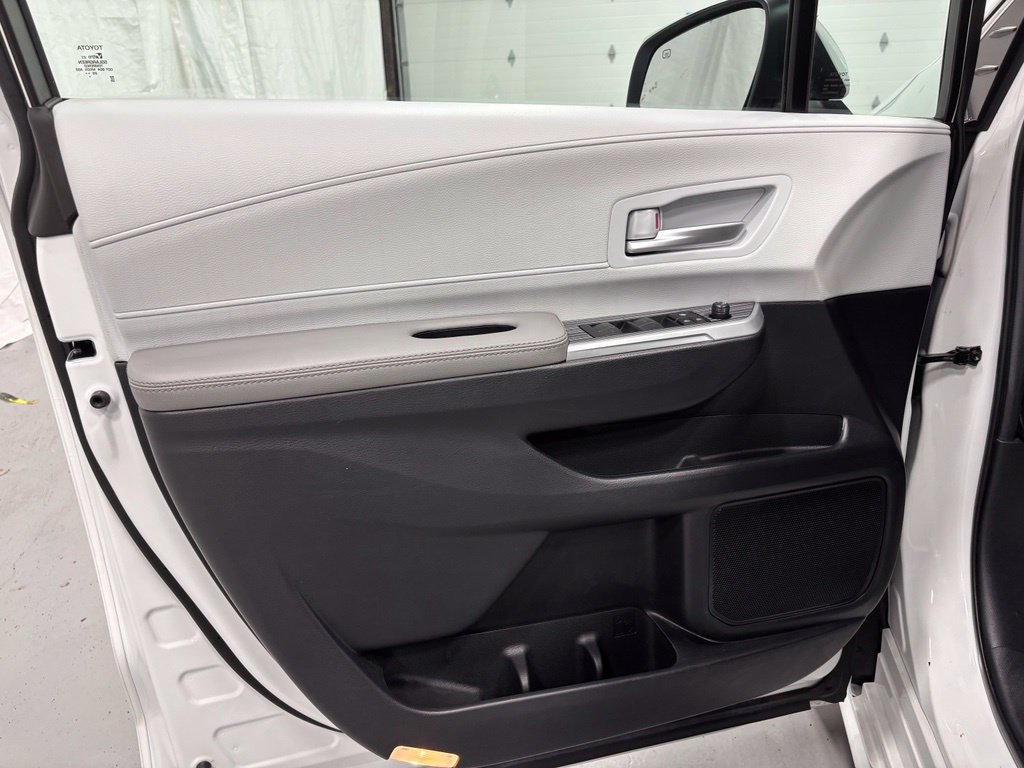 Used 2026 Toyota Sienna XLE FWD image 8