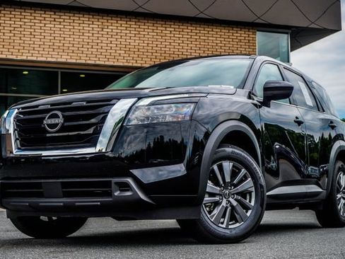 Used 2025 Nissan Pathfinder S FWD image 1