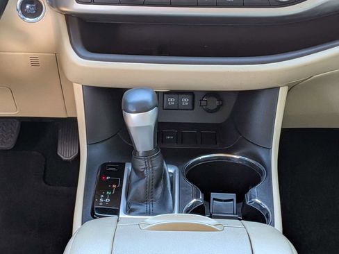 Used 2018 Toyota Highlander XLE FWD image 19