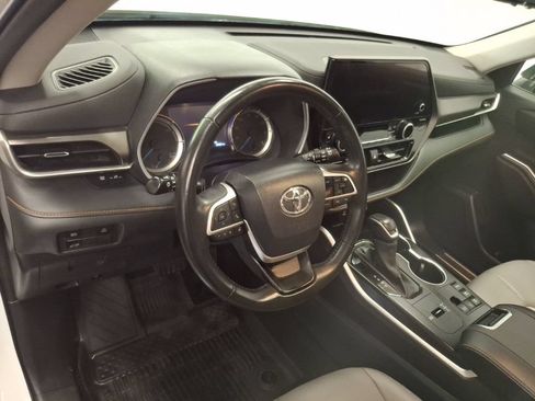 Used 2023 Toyota Highlander Bronze Edition AWD/4WD image 16