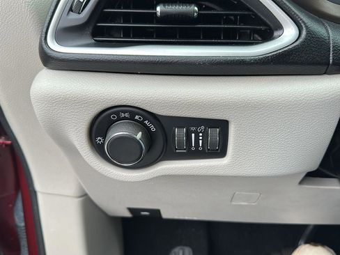 Used 2017 Chrysler Pacifica Touring w/ Tire & Wheel Group image 23