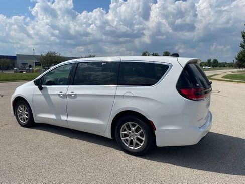 Used 2025 Chrysler Pacifica Select FWD image 4