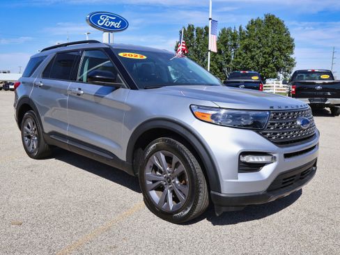 Used 2022 Ford Explorer XLT w/ Equipment Group 202A image 7
