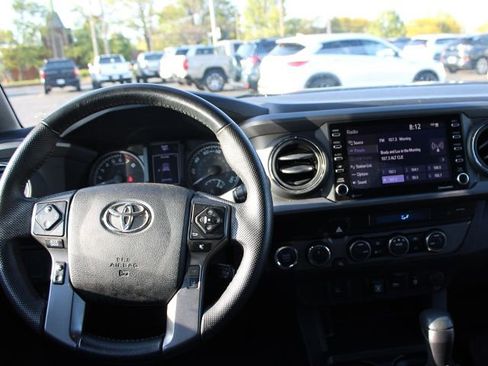 Used 2022 Toyota Tacoma TRD Off-Road AWD/4WD image 10