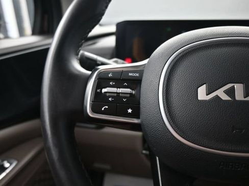 Used 2025 Kia Carnival FWD image 16