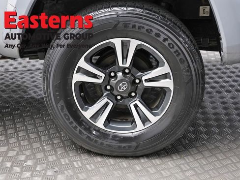 Used 2018 Toyota Tacoma TRD Sport AWD/4WD image 8