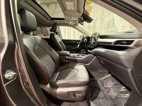 Certified 2023 Toyota Highlander XLE image 24
