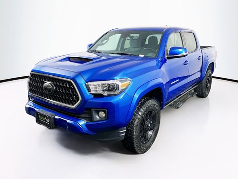 Used 2018 Toyota Tacoma TRD Sport image 3