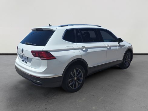 Used 2022 Volkswagen Tiguan SE w/ Panoramic Sunroof Package FWD image 5