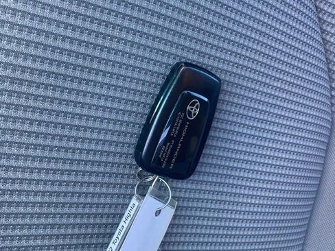 Used 2022 Toyota Highlander LE image 55