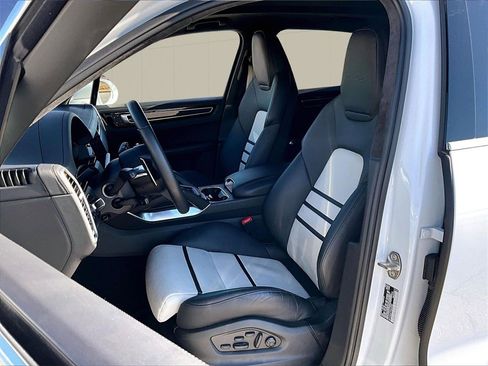 Certified 2023 Porsche Cayenne Turbo S image 5