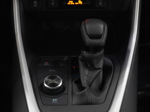 Used 2025 Toyota RAV4 XLE w/ Convenience Package image 20