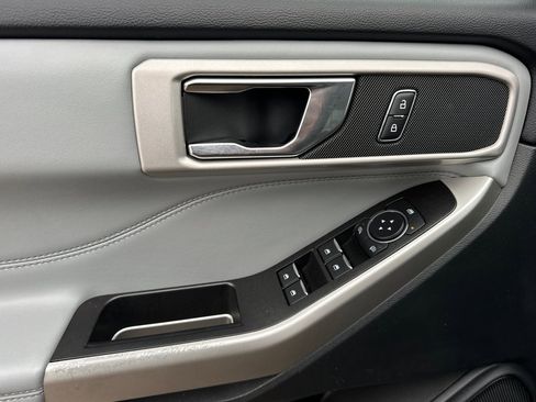 Used 2022 Ford Explorer XLT w/ Equipment Group 202A image 11