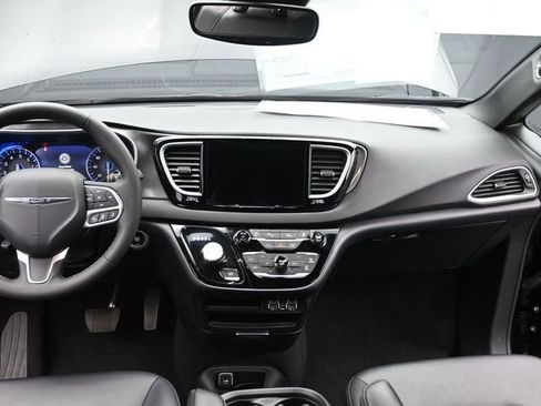 Used 2025 Chrysler Pacifica Select image 24