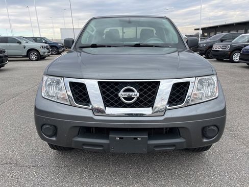 Used 2019 Nissan Frontier SV image 2