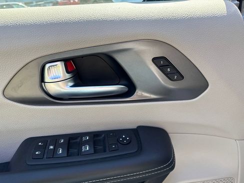 Used 2024 Chrysler Pacifica Touring-L FWD image 23