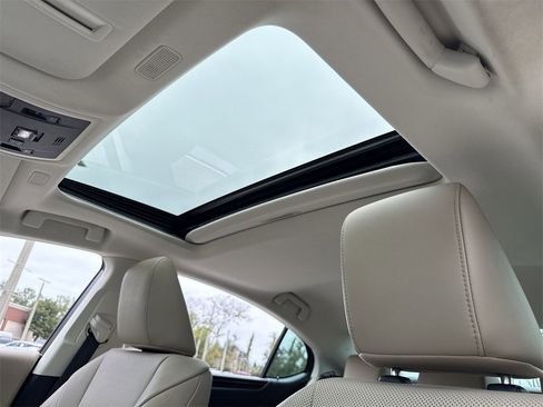 Used 2020 Lexus ES 300h w/ Premium Package image 17