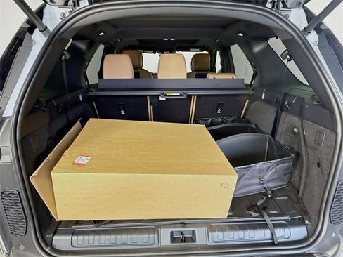 New 2026 Land Rover Discovery Dynamic SE image 28