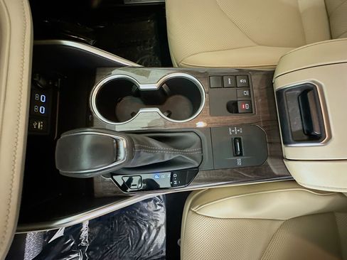 Used 2024 Toyota Highlander Limited image 22