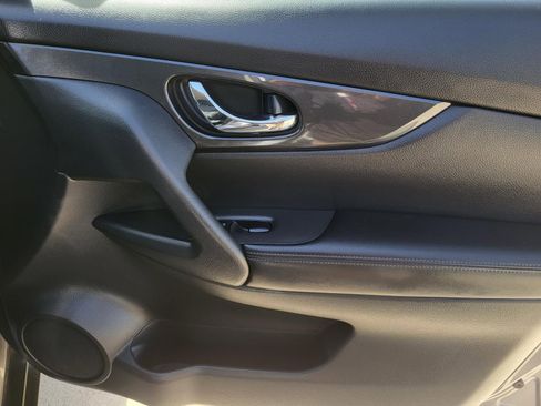 Used 2019 Nissan Rogue SV image 13