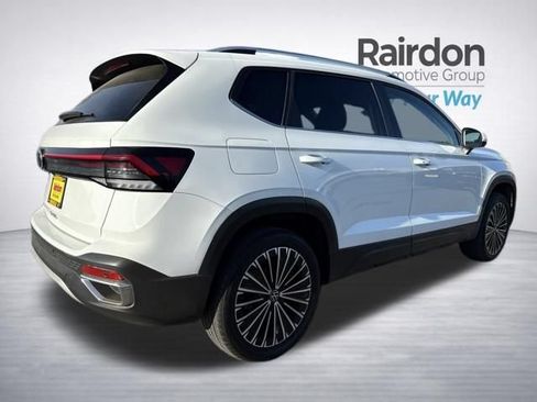 Used 2025 Volkswagen Taos SE FWD image 7