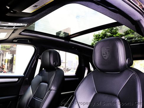 Used 2022 Porsche Cayenne Platinum Edition AWD/4WD image 36