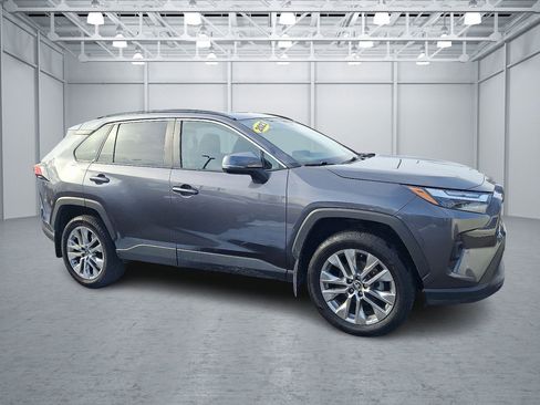 Used 2023 Toyota RAV4 XLE Premium image 6