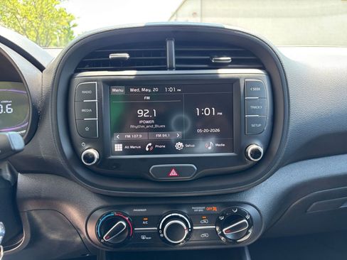 Used 2025 Kia Soul LX w/ LX Technology Package FWD image 17
