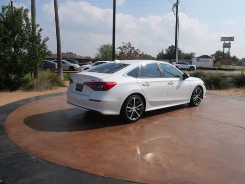 Used 2024 Honda Civic Touring image 2