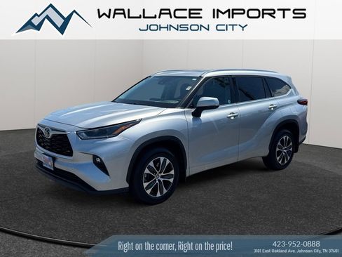 Used 2021 Toyota Highlander XLE AWD/4WD image 2