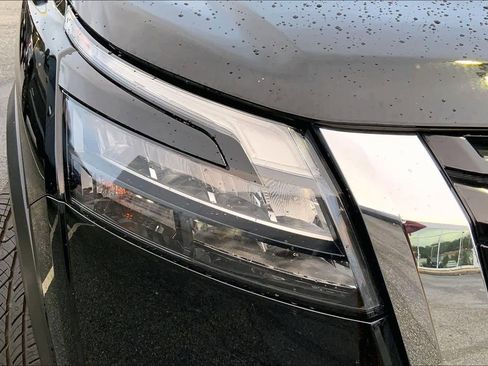 Used 2024 Nissan Pathfinder SV image 25