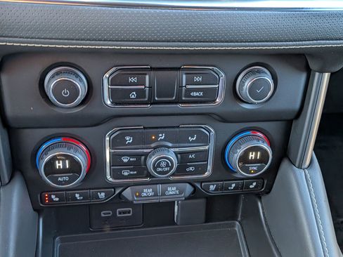 Used 2024 Chevrolet Suburban Premier image 30