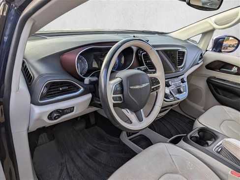 Used 2017 Chrysler Pacifica Limited w/ UConnect Theater Package image 10