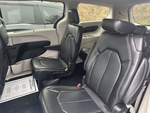 Used 2024 Chrysler Pacifica Touring-L image 8