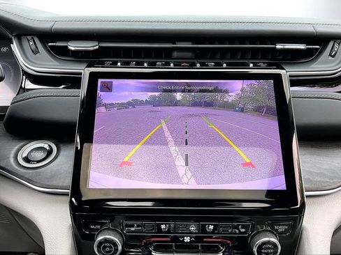Certified 2022 Jeep Grand Cherokee Overland w/ Luxury Tech Group IV AWD/4WD image 14