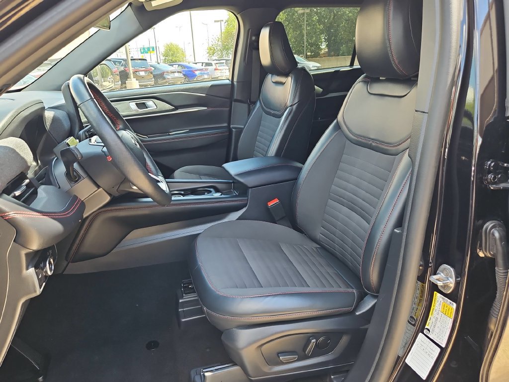 Used 2025 Ford Explorer ST-Line w/ ST-Line Street Pack AWD/4WD image 25