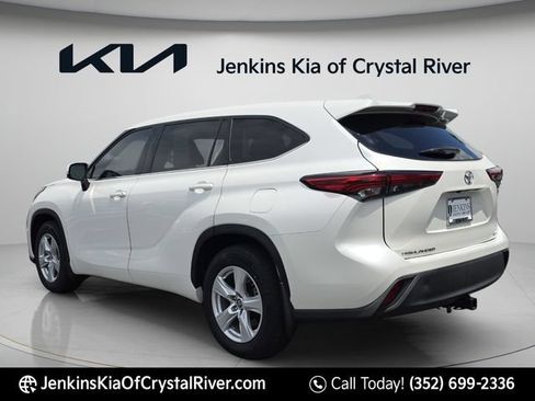 Used 2021 Toyota Highlander L AWD/4WD image 10