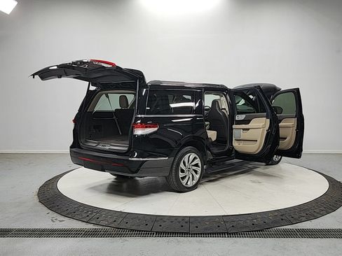 Used 2023 Lincoln Navigator L Reserve AWD/4WD image 16