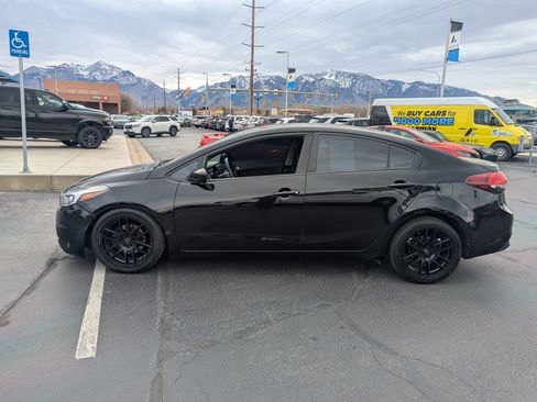 Used 2017 Kia Forte LX image 8